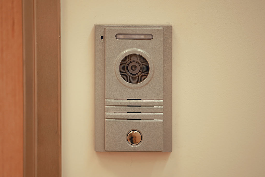 Door Buzzer System or Mantrap? Choose the Right Security System for Your Jewelry Store